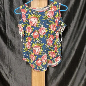 Super cute floral cold shoulder top! Perfect for spring and summer.